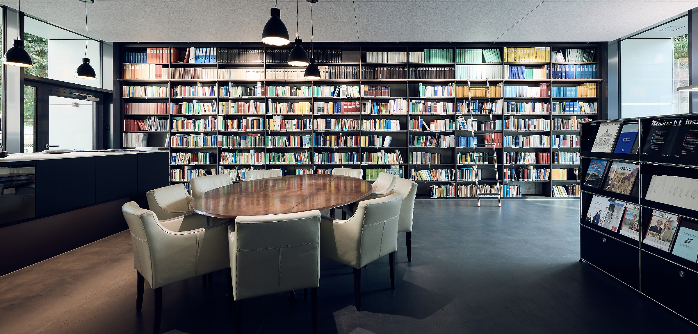 Moderne Kanzleibibliothek: elegante Regale mit Rechtsliteratur in der Kanzlei Kessler, Landolt, Giacomini & Partner in Schwyz