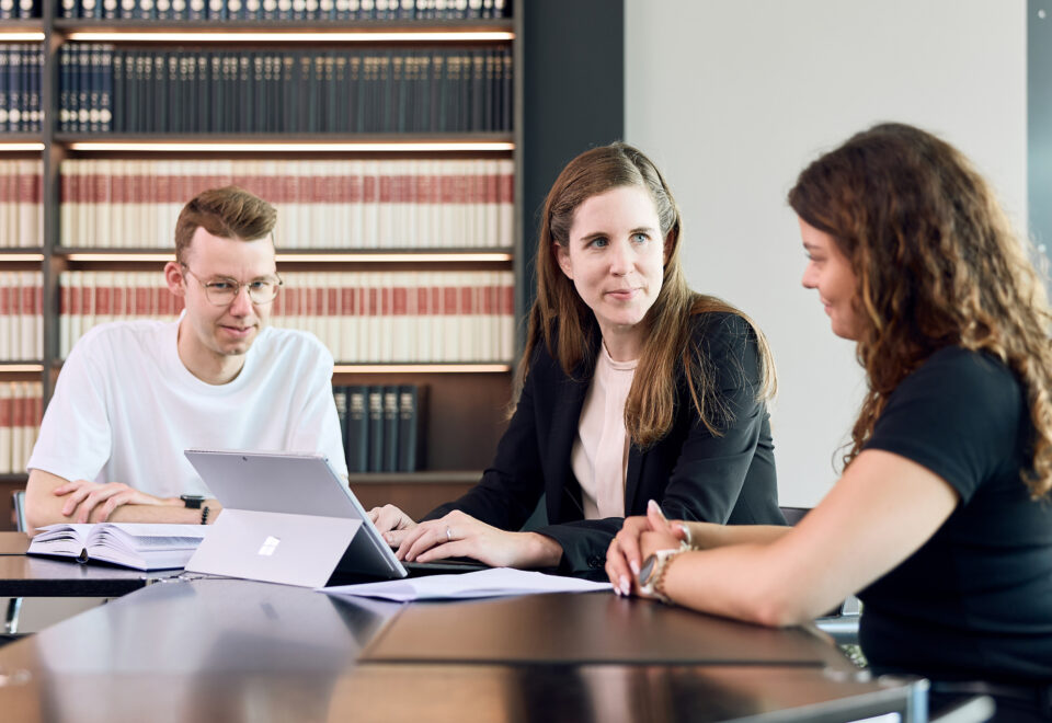 MLaw Antonia Ulrich, Partnerin der Kanzlei Kessler, Landolt, Giacomini & Partner in Schwyz, im Beratungsgespräch