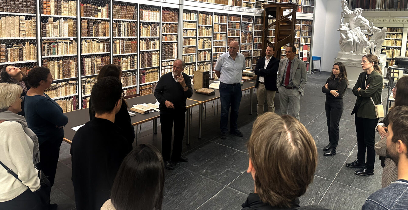 Prof. Oechslin führt durch die beeindruckende Sammlung der Bibliothek Werner Oechslin in Einsiedeln.