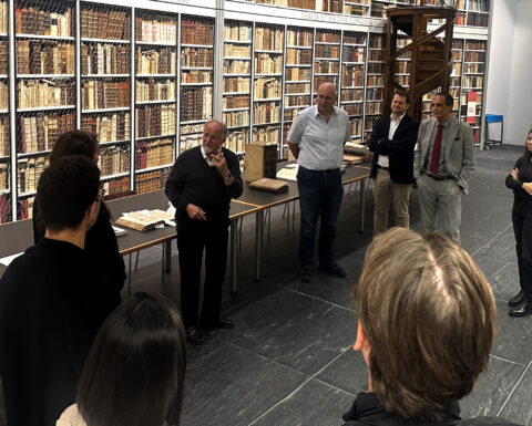 Prof. Oechslin führt durch die beeindruckende Sammlung der Bibliothek Werner Oechslin in Einsiedeln.